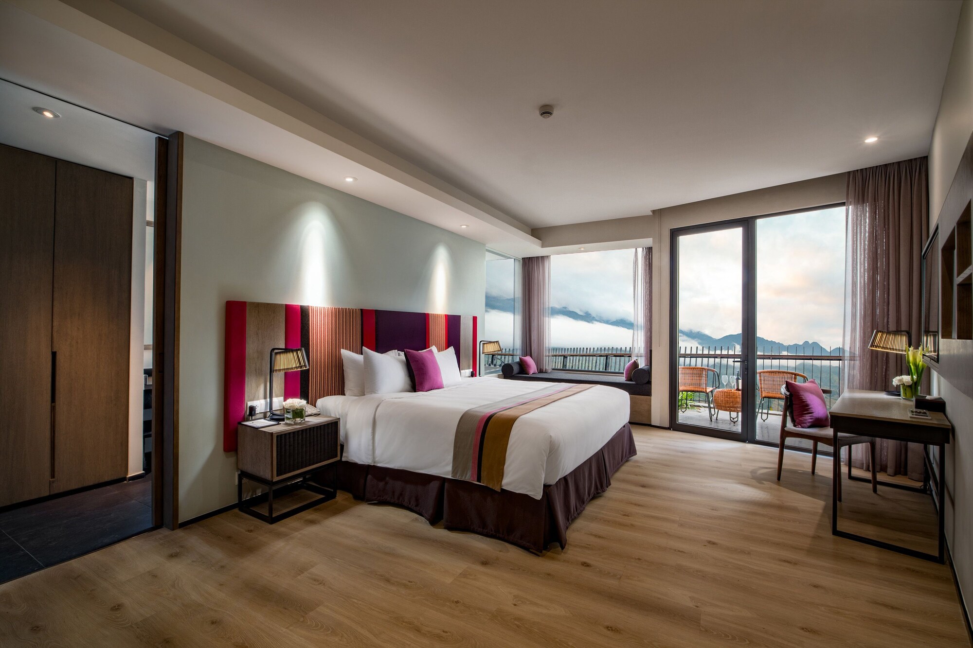 PREMIUM, DOUBLE OR TWIN BED, VALLEY VIEW