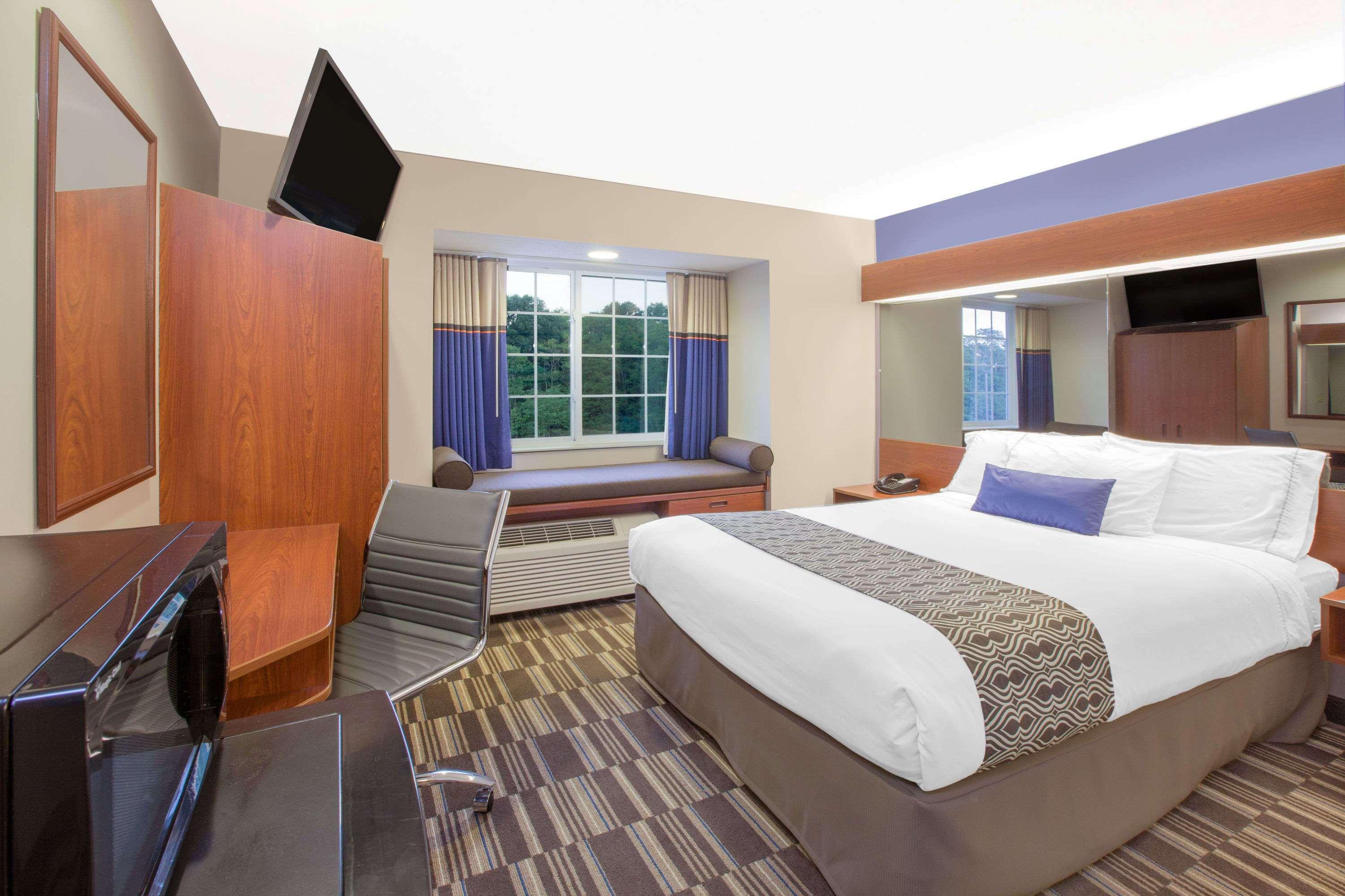 Room, Queen Bed