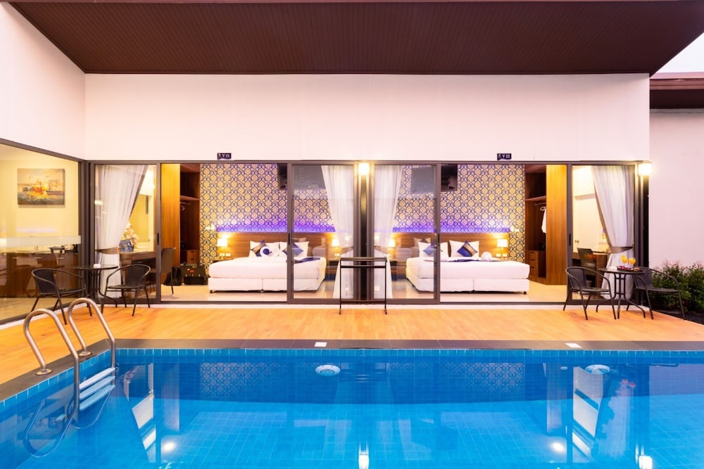 The Thames Pool Access Resort 28/50