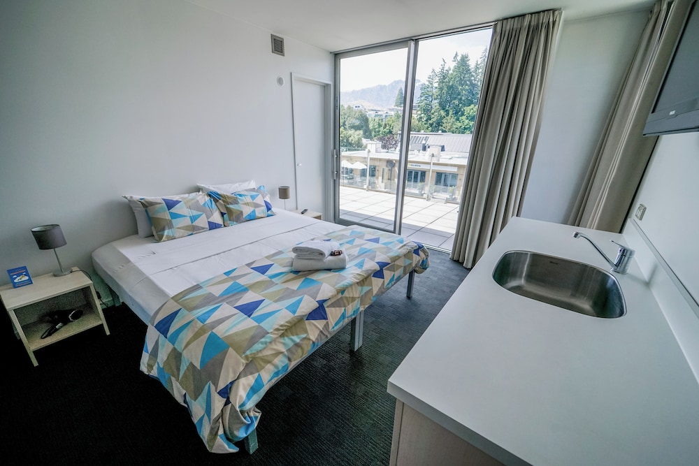Nomads Queenstown 9/32