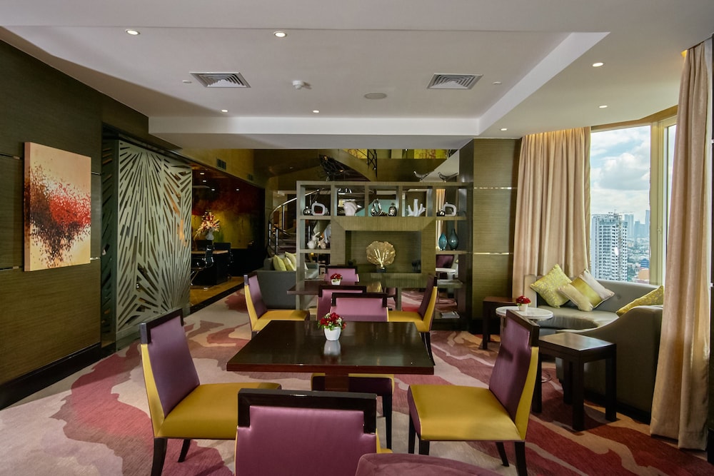 Diamond Hotel Philippines 62/68