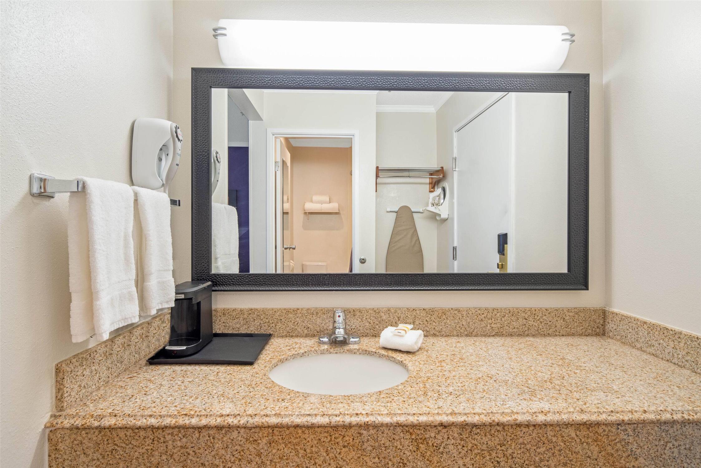 La Quinta Inn & Suites by Wyndham Baton Rouge Siegen Lane 51/55