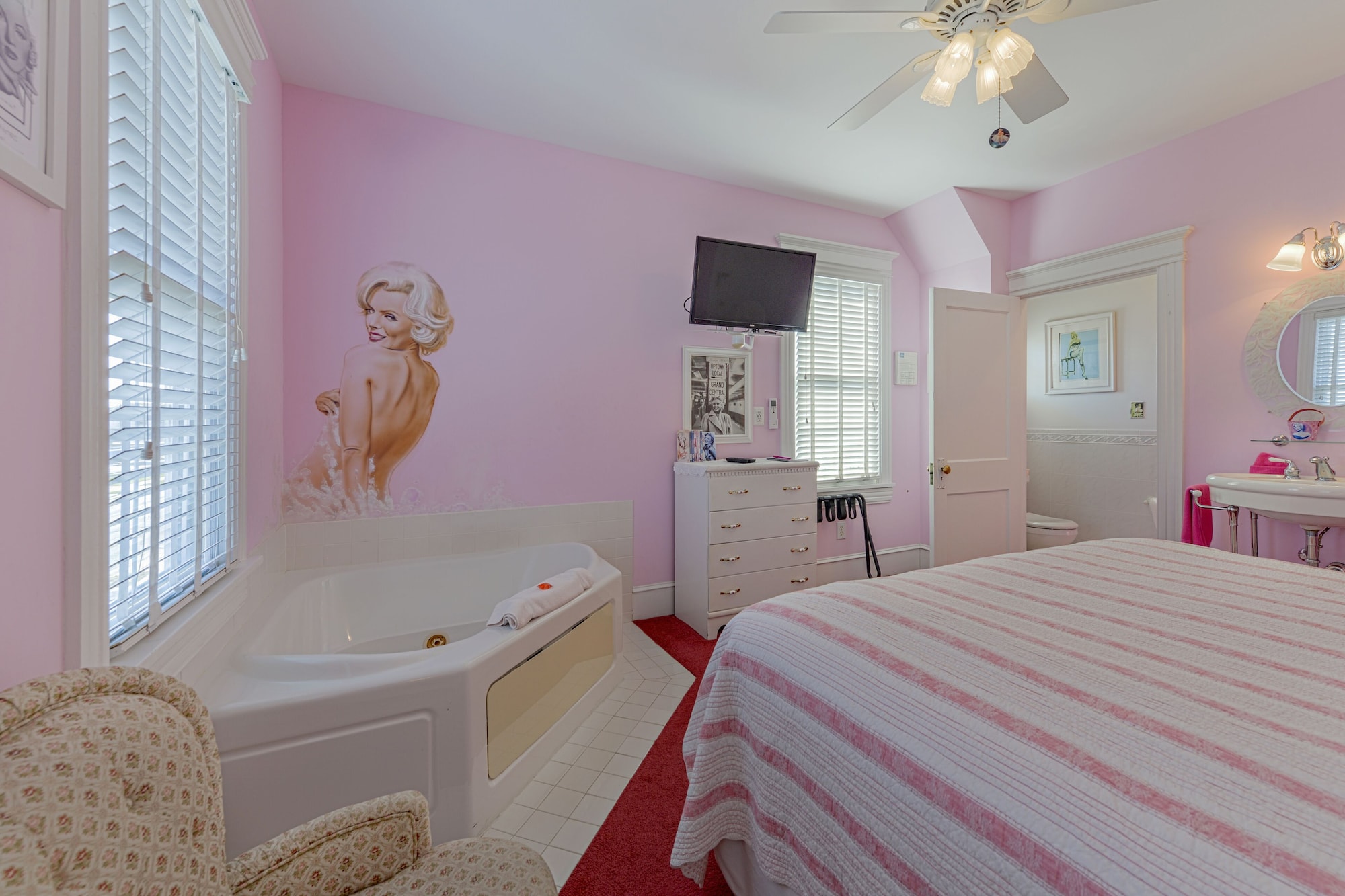 Marilyn, Superior, King Bed, Private Bathroom