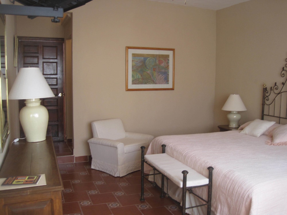 Villa Mirasol Hotel 10/74