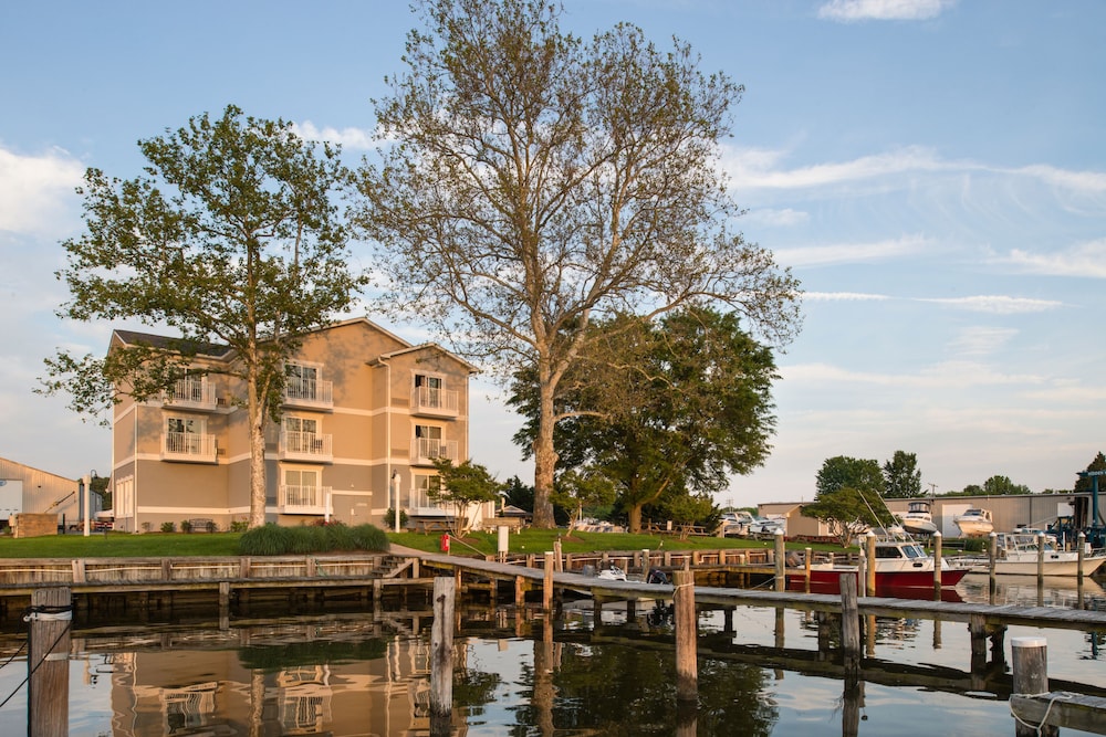 Anchored Inn At Hidden Harbour Marina 42/46