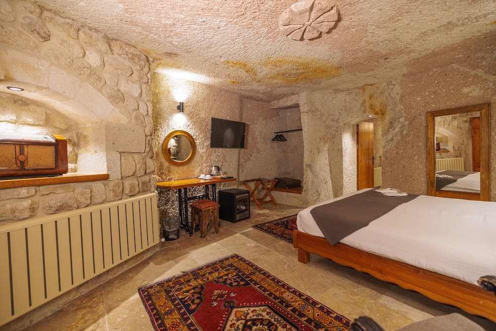 CAVE, DELUXE