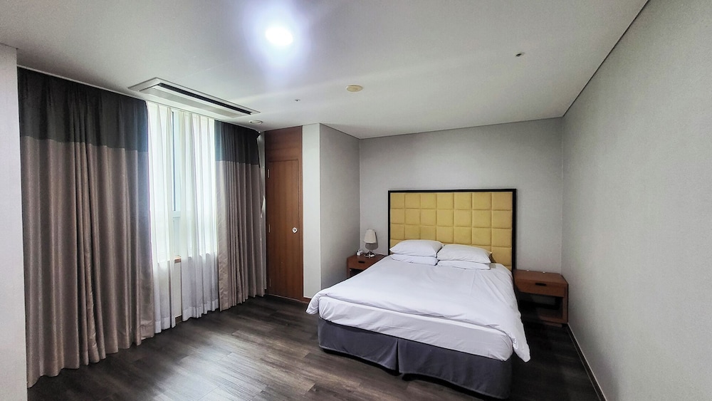 PREMIER, ECONOMY, TRIPLE, LIGHT HOUSEKEEPING