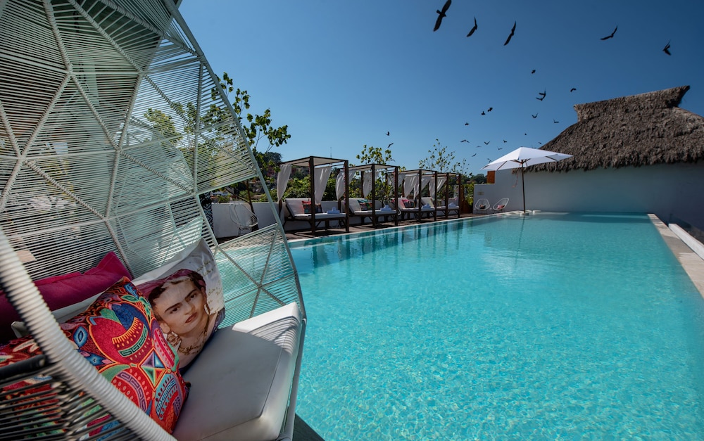 Sayulinda Hotel 45/47