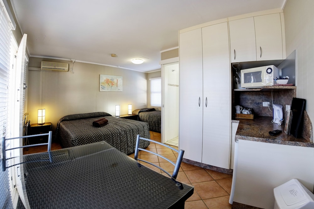 BALI HI MOTEL 35/49