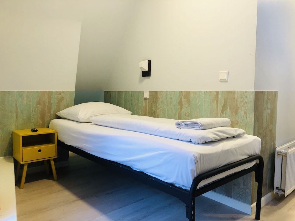 ROOM, SINGLE