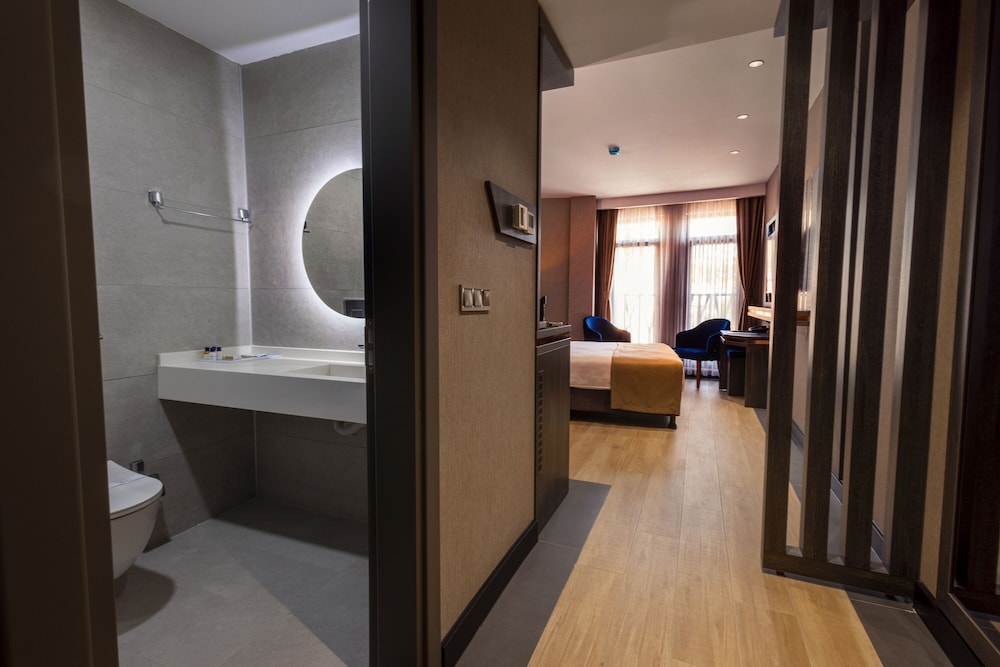 Westdoor Hotel 48/50
