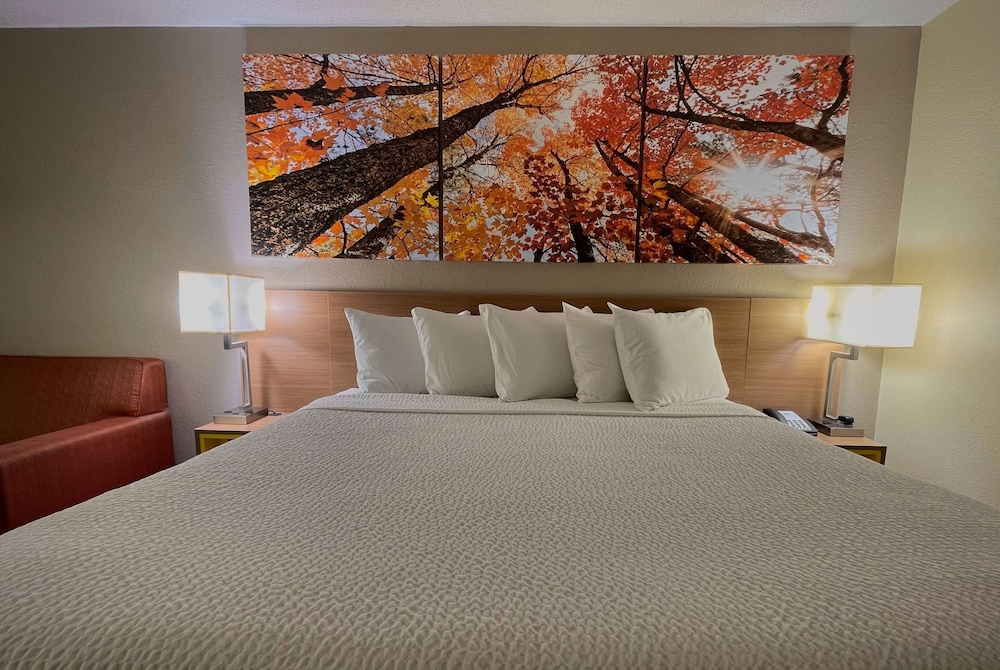 Days Inn & Suites by Wyndham Kaukauna WI 33/58
