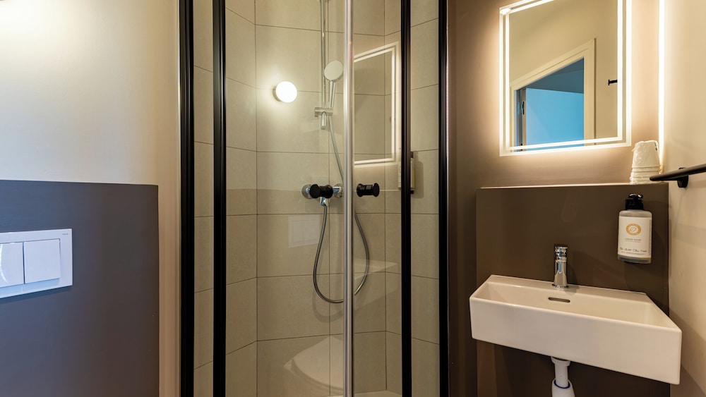 PREMIERE CLASSE MONTREUIL 49/53