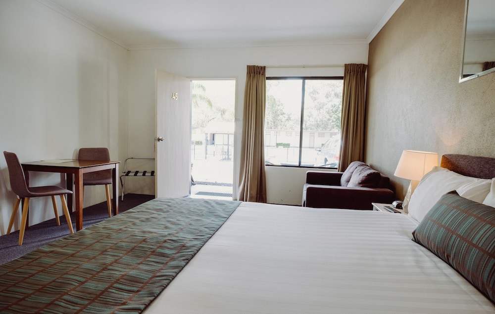 ARTESIAN SPA MOTEL 11/48