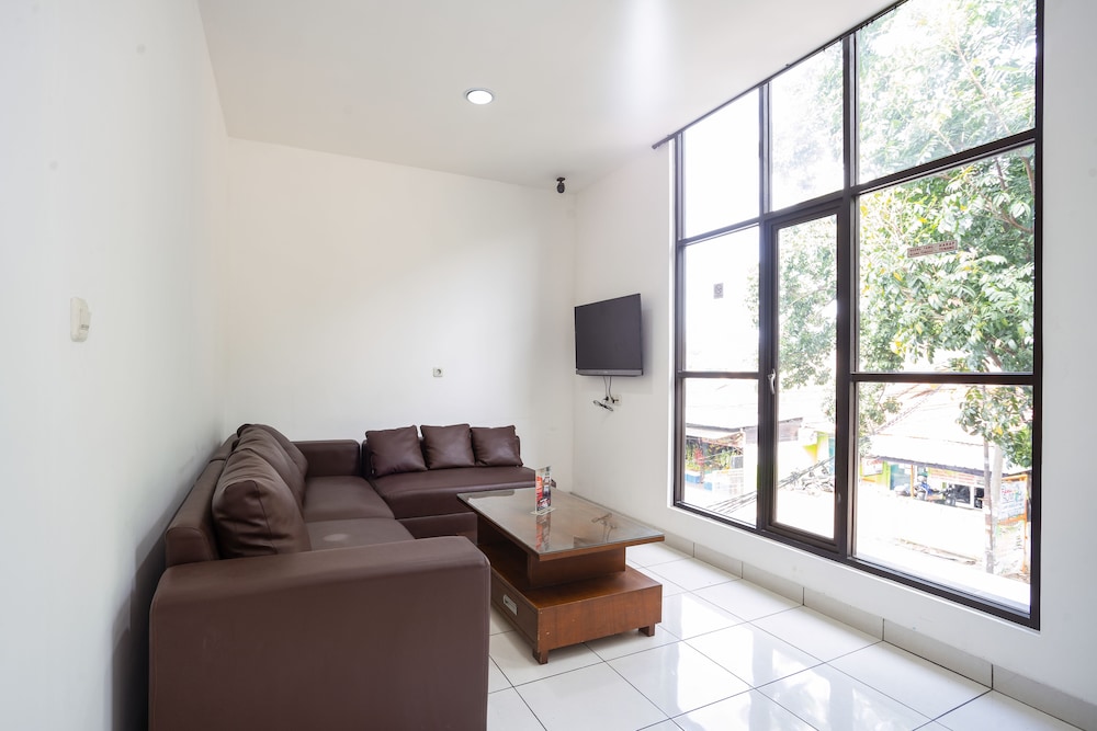 RedDoorz near Eka Hospital BSD City 20/29
