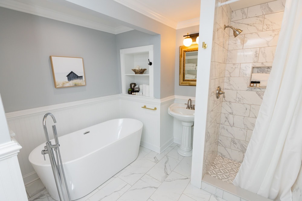 The Burrus House Inn Waterfront Suites 50/50