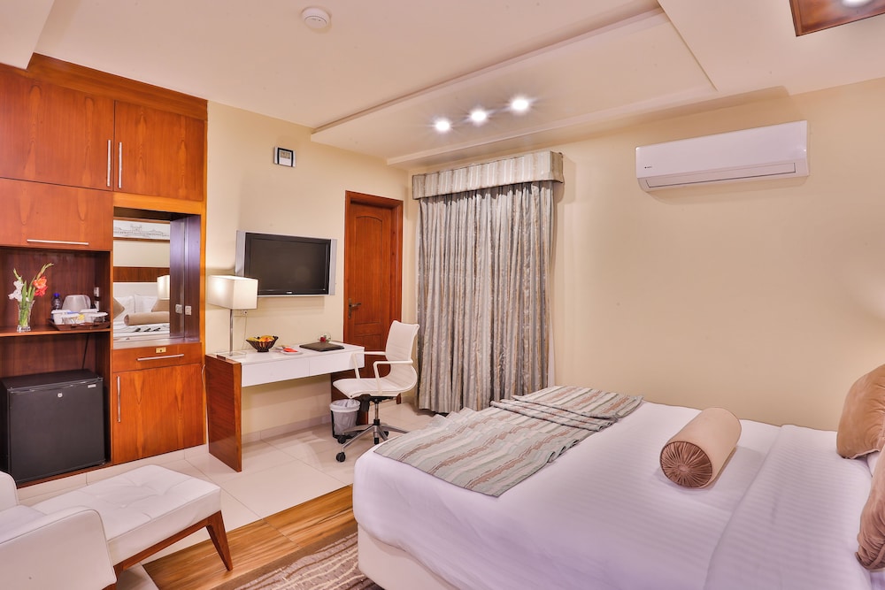 Avari Xpress Faisalabad 21/60