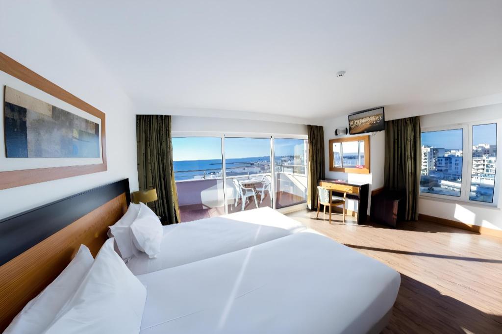 Standard, Triple, 1 Double and 1 Single Bed, Sea View