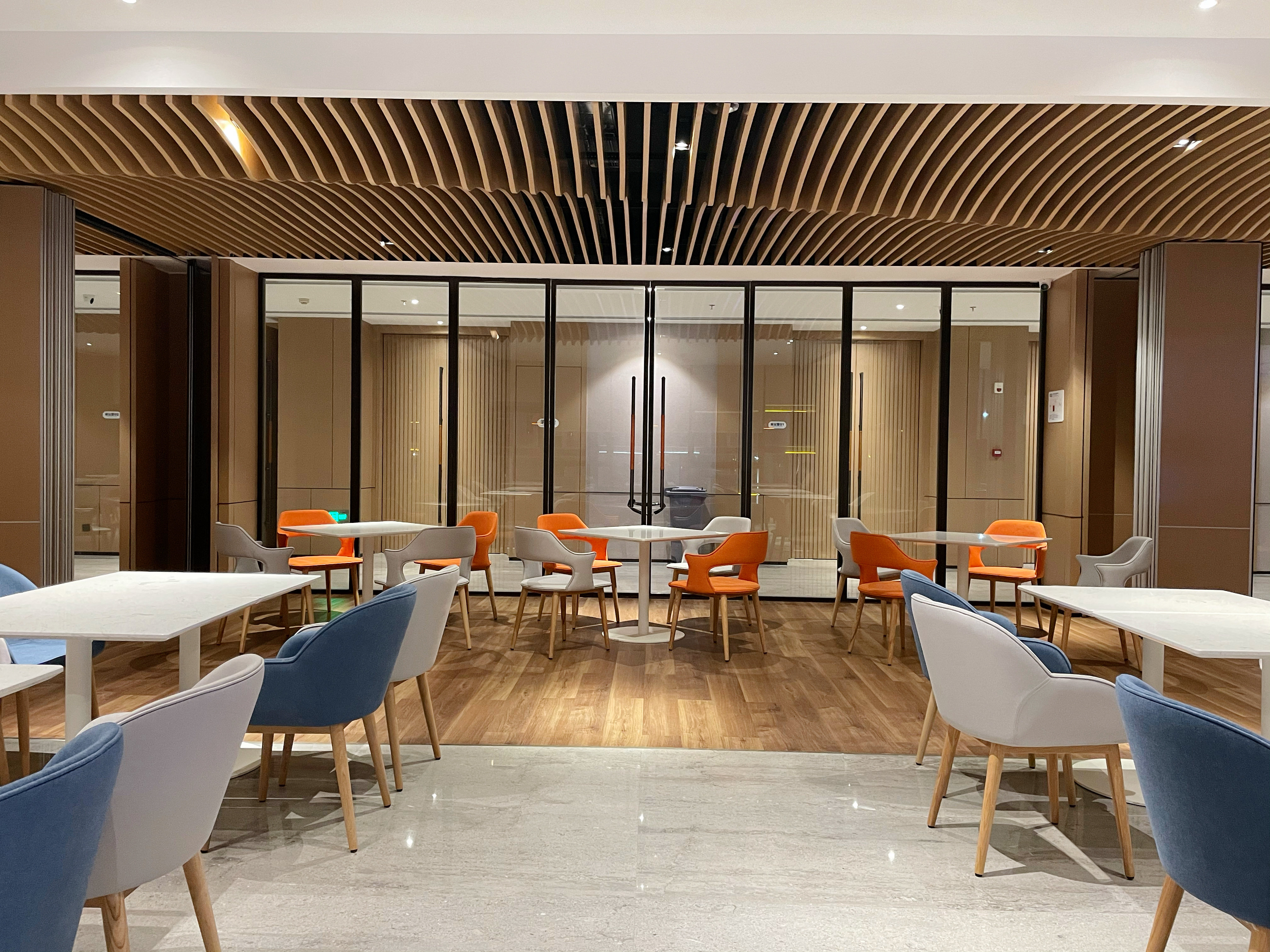 Holiday Inn Express Shenzhen Longhua 60/77