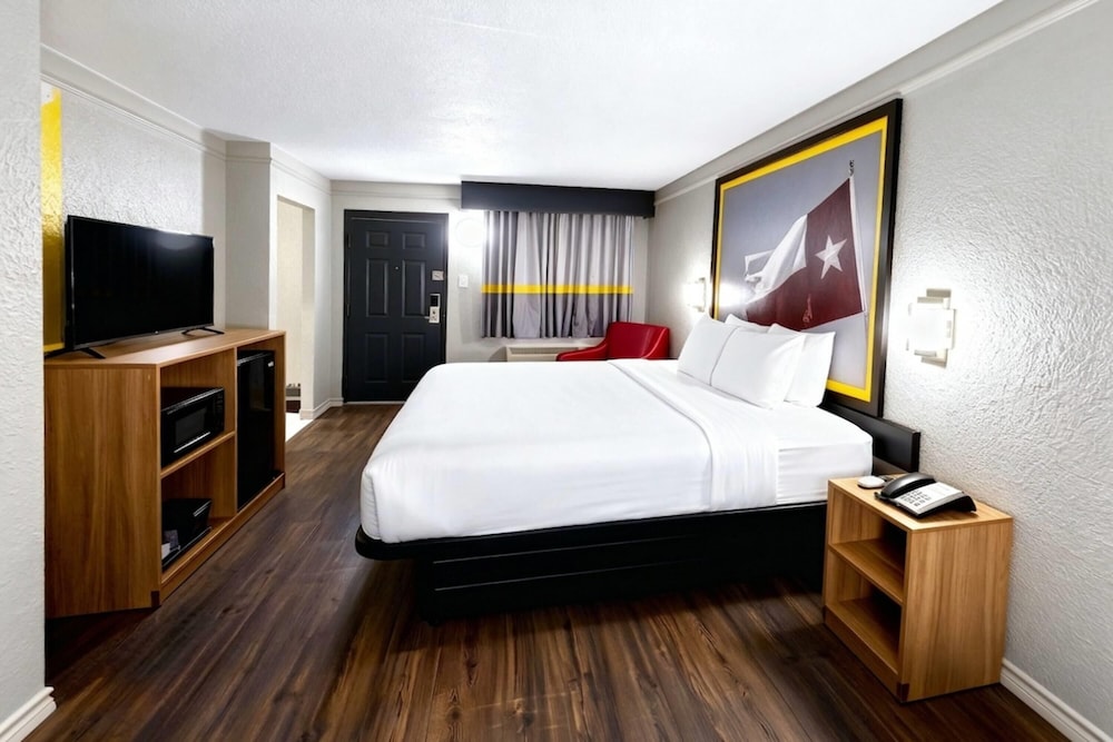 Super 8 by Wyndham Nacogdoches Near University 29/58