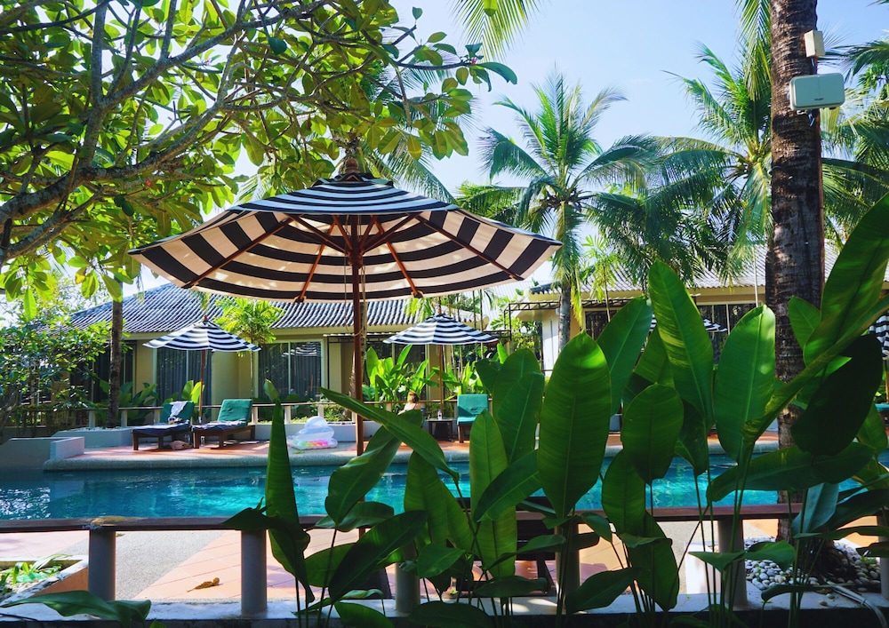 THE SIGNATURE PHUKET RESORT AND RESTAURANT 67/70