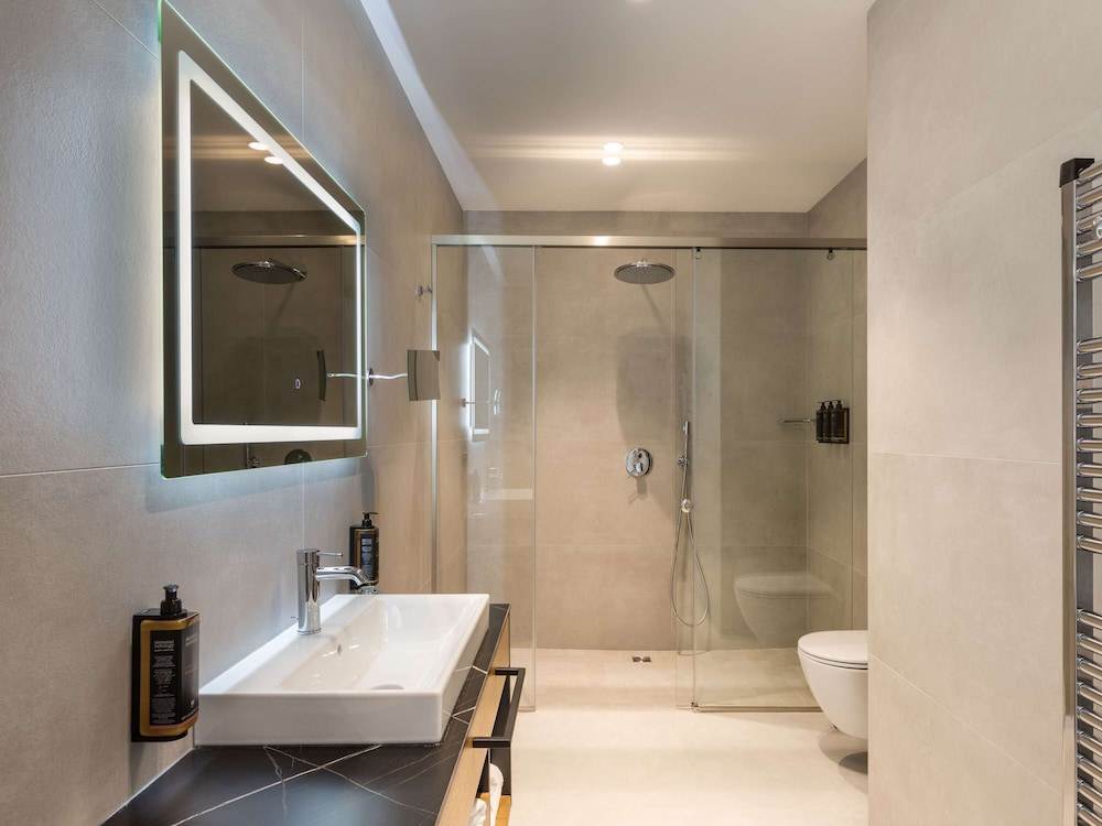 غرفة سوبيريور بسرير كينج مع أريكة، Mercure Tirana 3/4