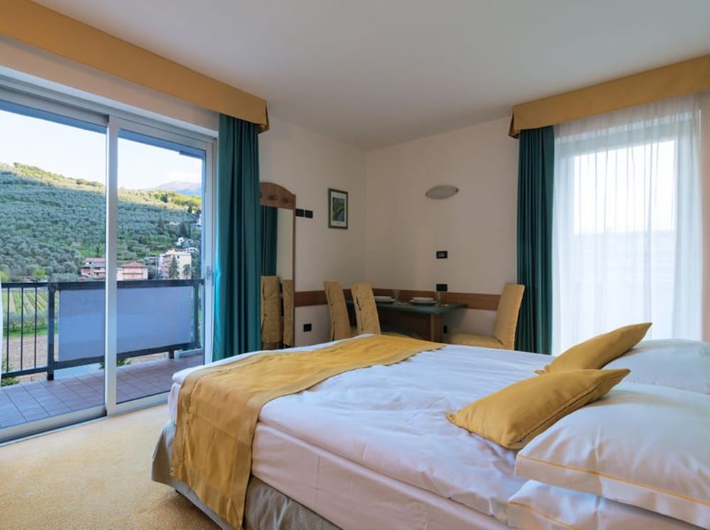 Hotel Ambassador Suite 24/73