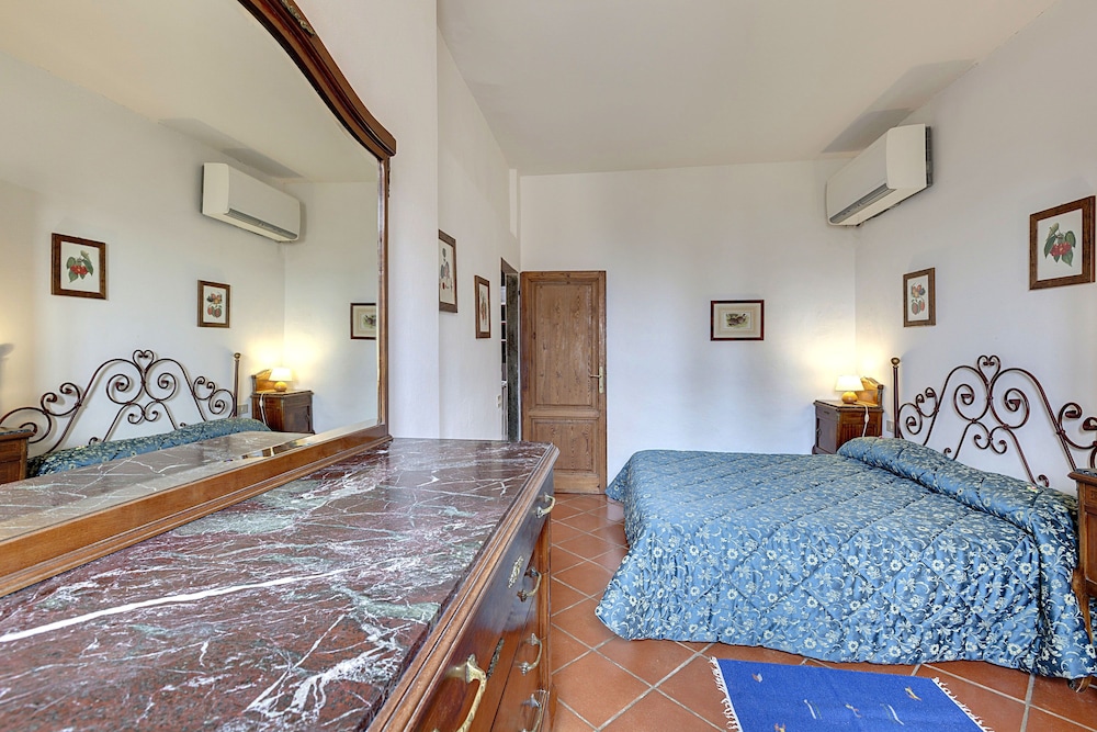 Farm House La Presura 8/50