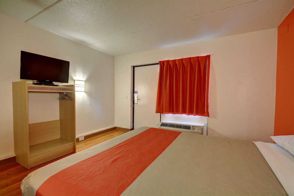Motel6 Chicopee, MA - Springfield 21/37