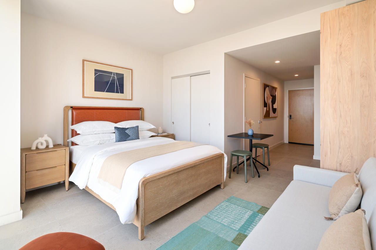 استوديو بسرير كوين، The Crosby Miami Worldcenter 7/10
