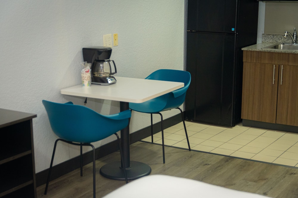 Studio 6 Extended Stay - West Palm Beach, FL 33/52