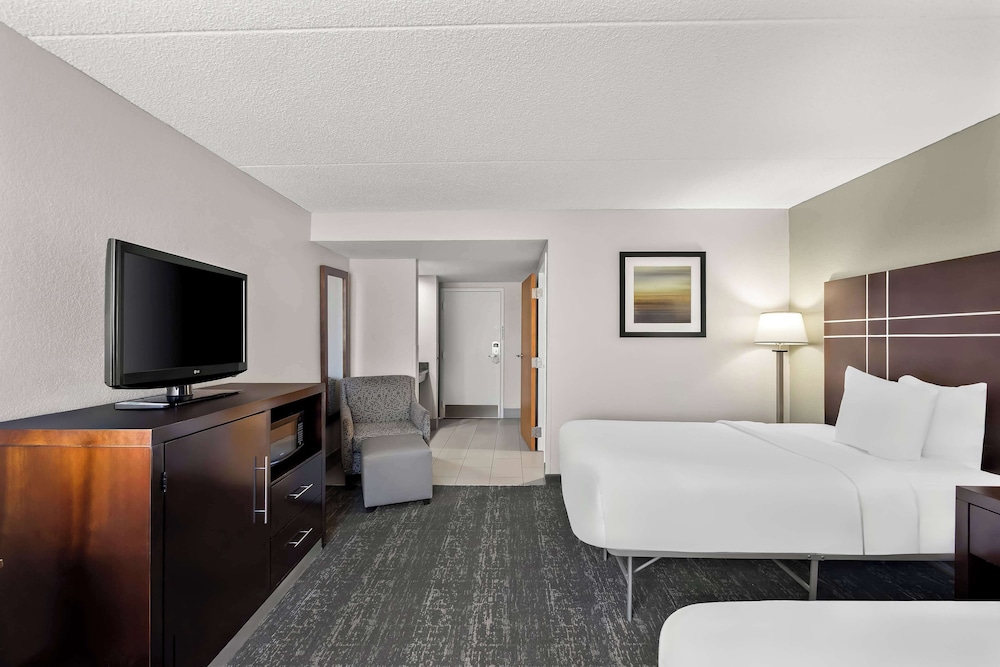 غرفة قياسية بسريرين مزدوجين لذوي الإعاقة، Best Western Luxbury Inn Fort Wayne 3/4