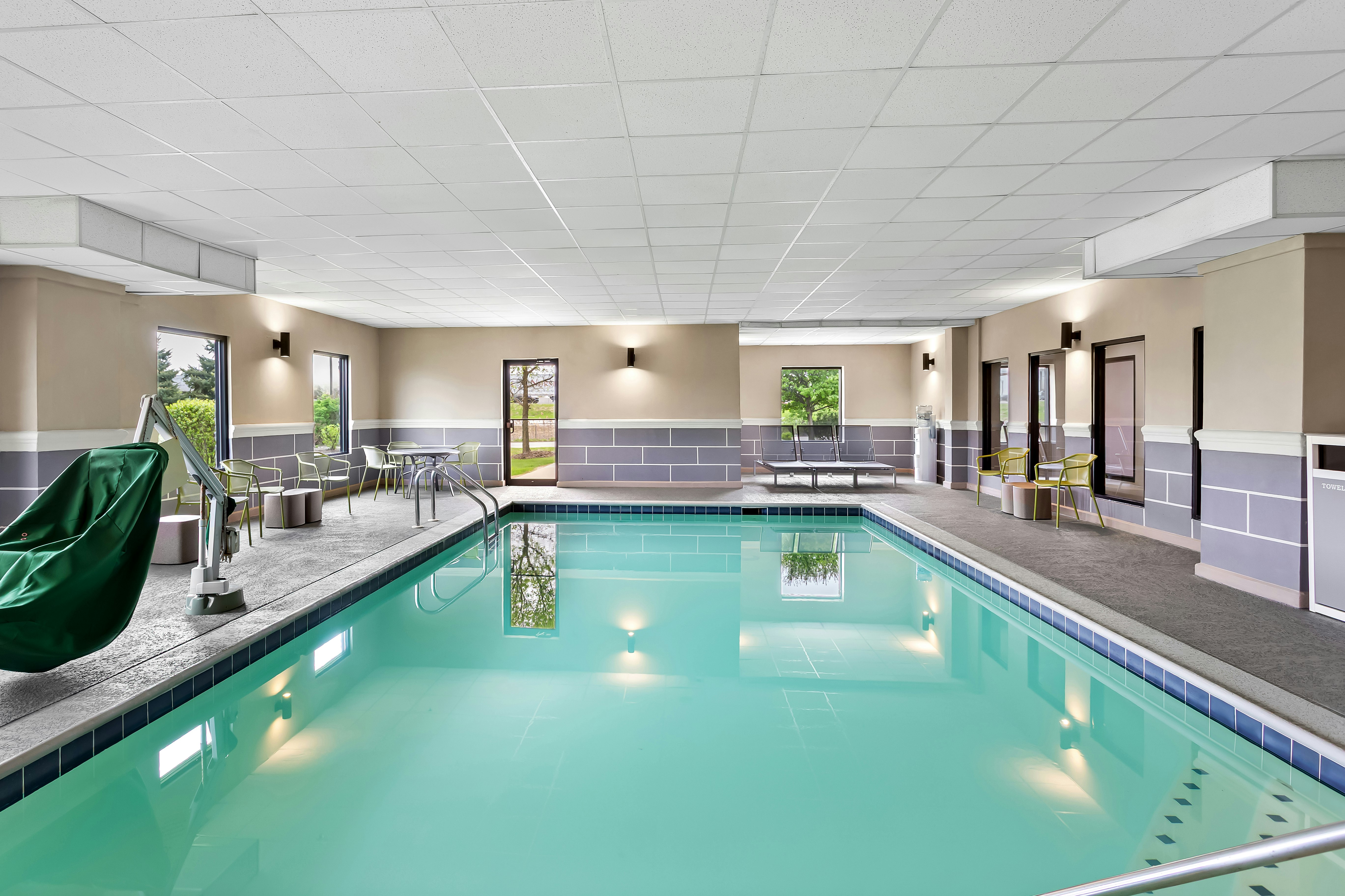 Hampton Inn Suites Bolingbrook 18/48