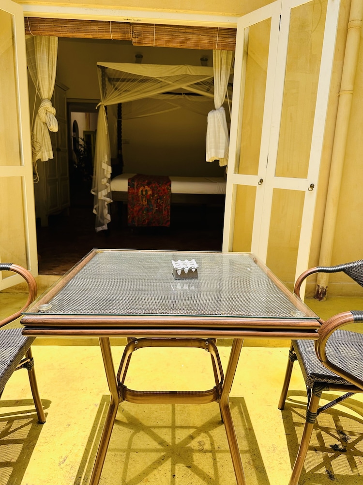 Mango House 10/71