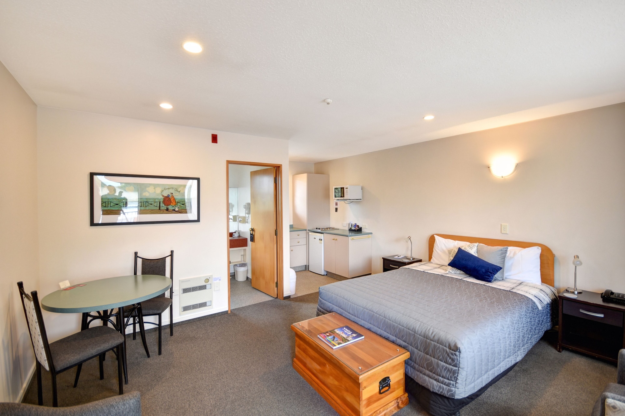 STUDIO, QUEEN BED