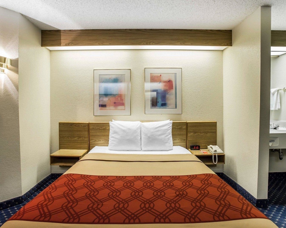Econo Lodge Denver International Airport 16/37