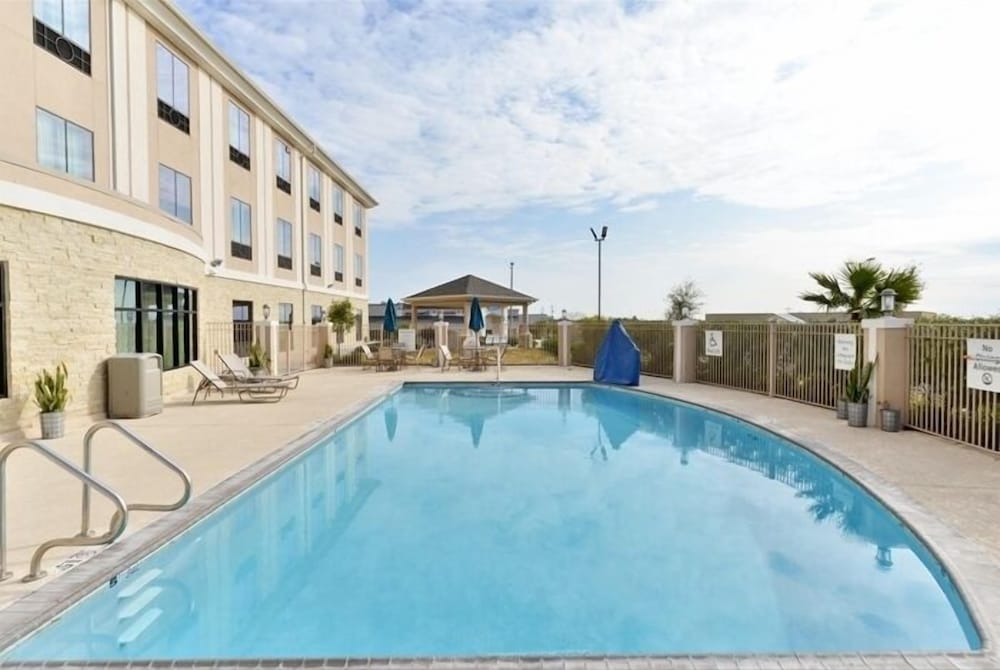 Holiday Inn Express Hotel Suites Schulenburg 43/71