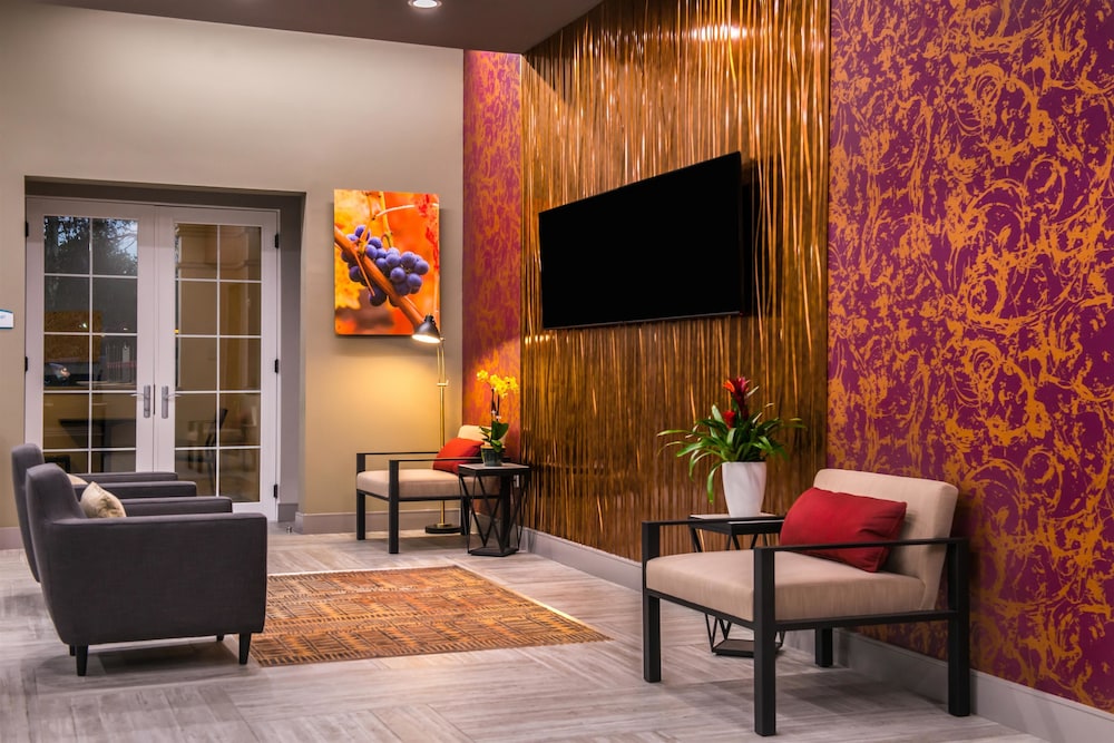 Best Western Plus Temecula Wine Country Hotel & Suites 26/34