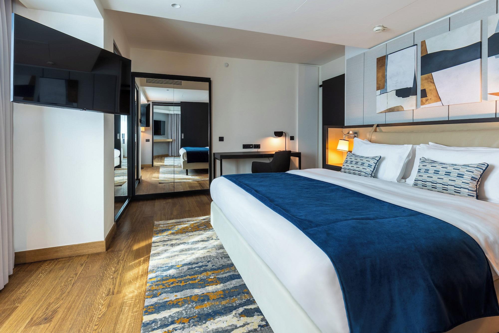 Suite, Multiple Beds, City View