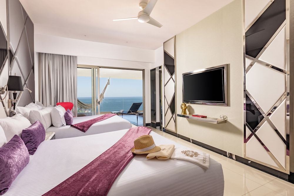 SUITE, 2 DOUBLE BEDS, NORTH WING