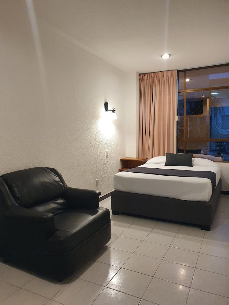 Estanza Hotel and Suites 36/58