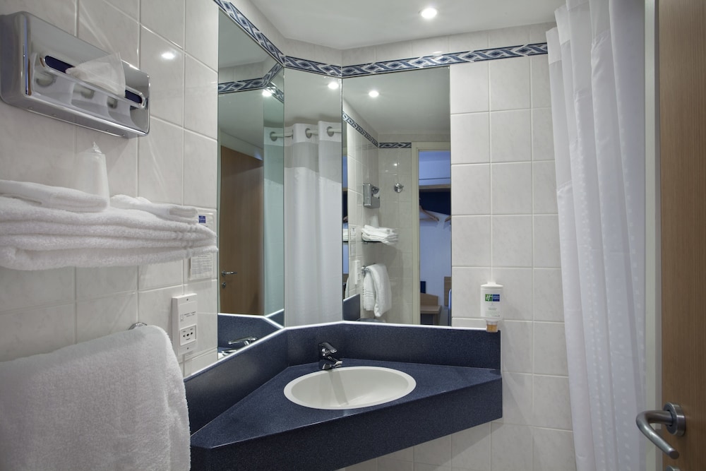 Holiday Inn Express Geneva Airport 13/39
