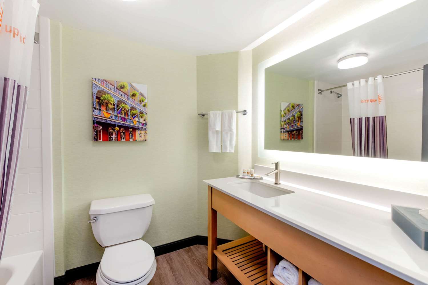 La Quinta Inn & Suites by Wyndham New Orleans Downtown 24/32