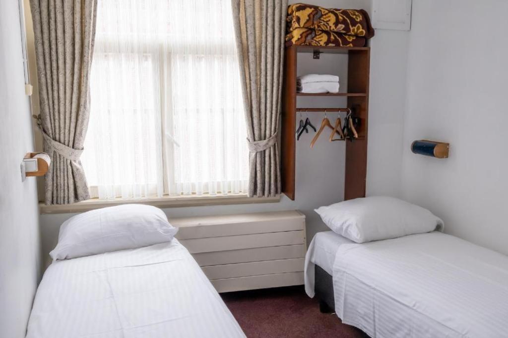 Room, Twin Beds