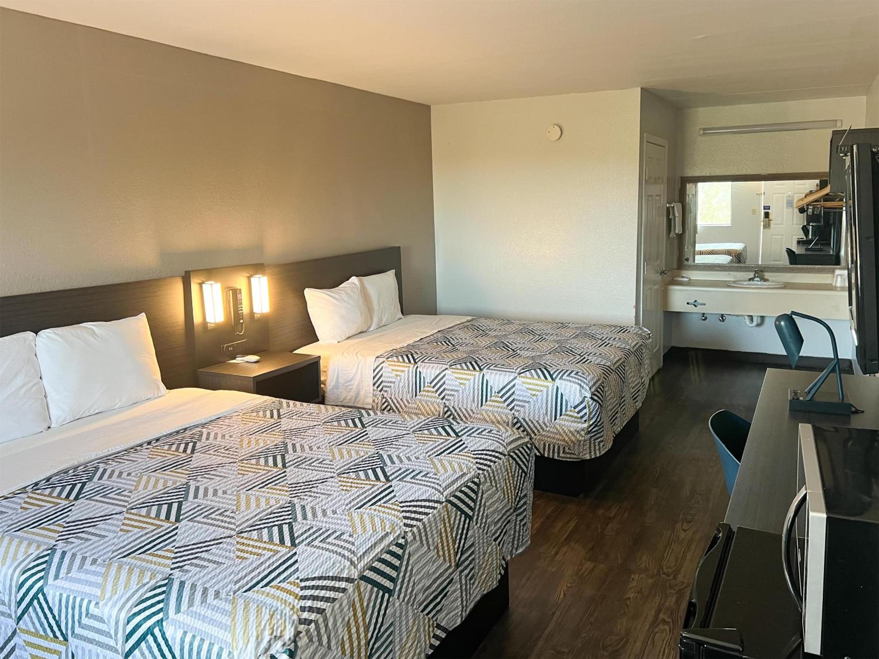 2 Queen Beds - Non-Smoking, Micfridge