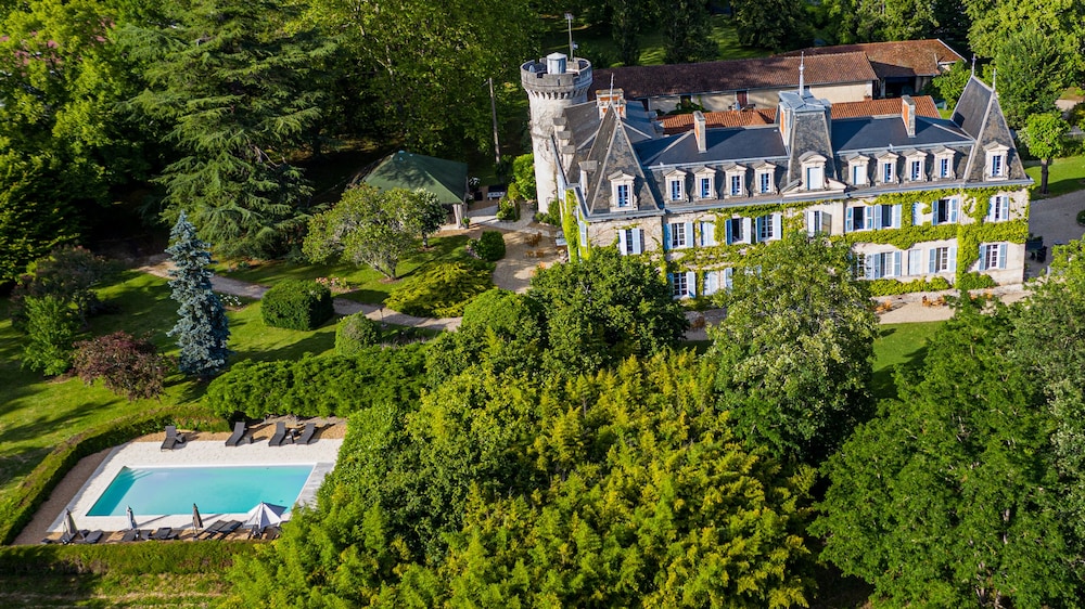 Chateau De Lalande 63/72