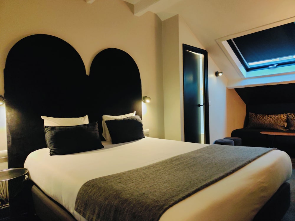 DUPLEX, SUITE