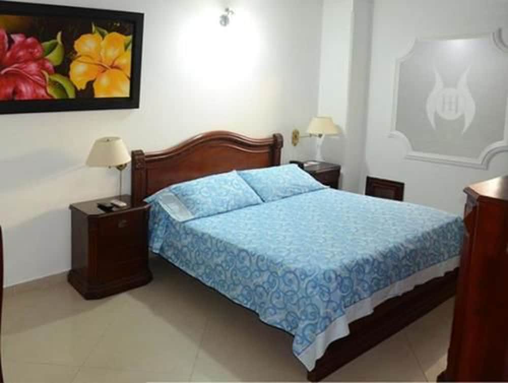 HOTEL INTERSUITES 15/21