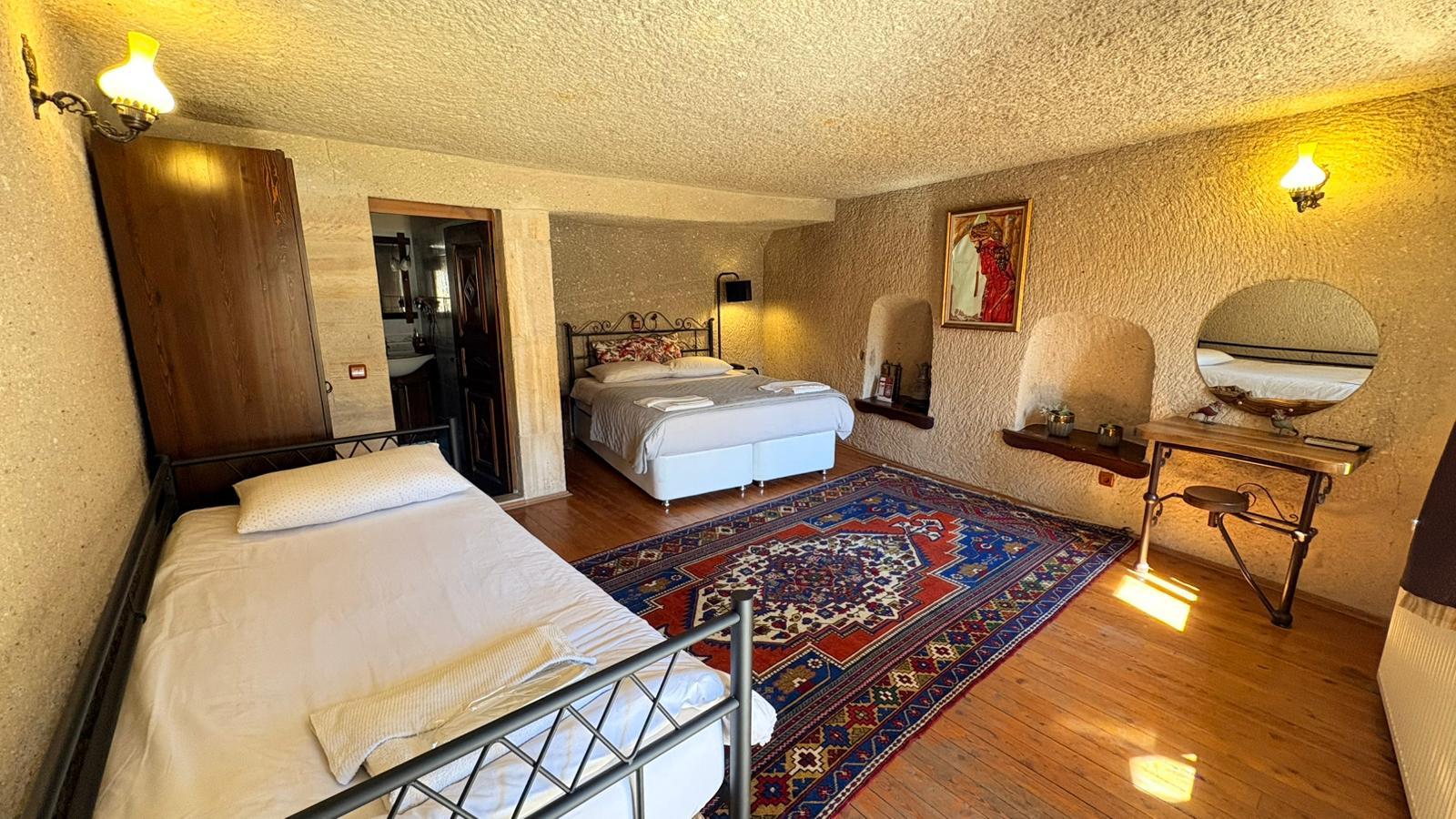 Cave, Deluxe, Family, 1 King and 1 Single Beds
