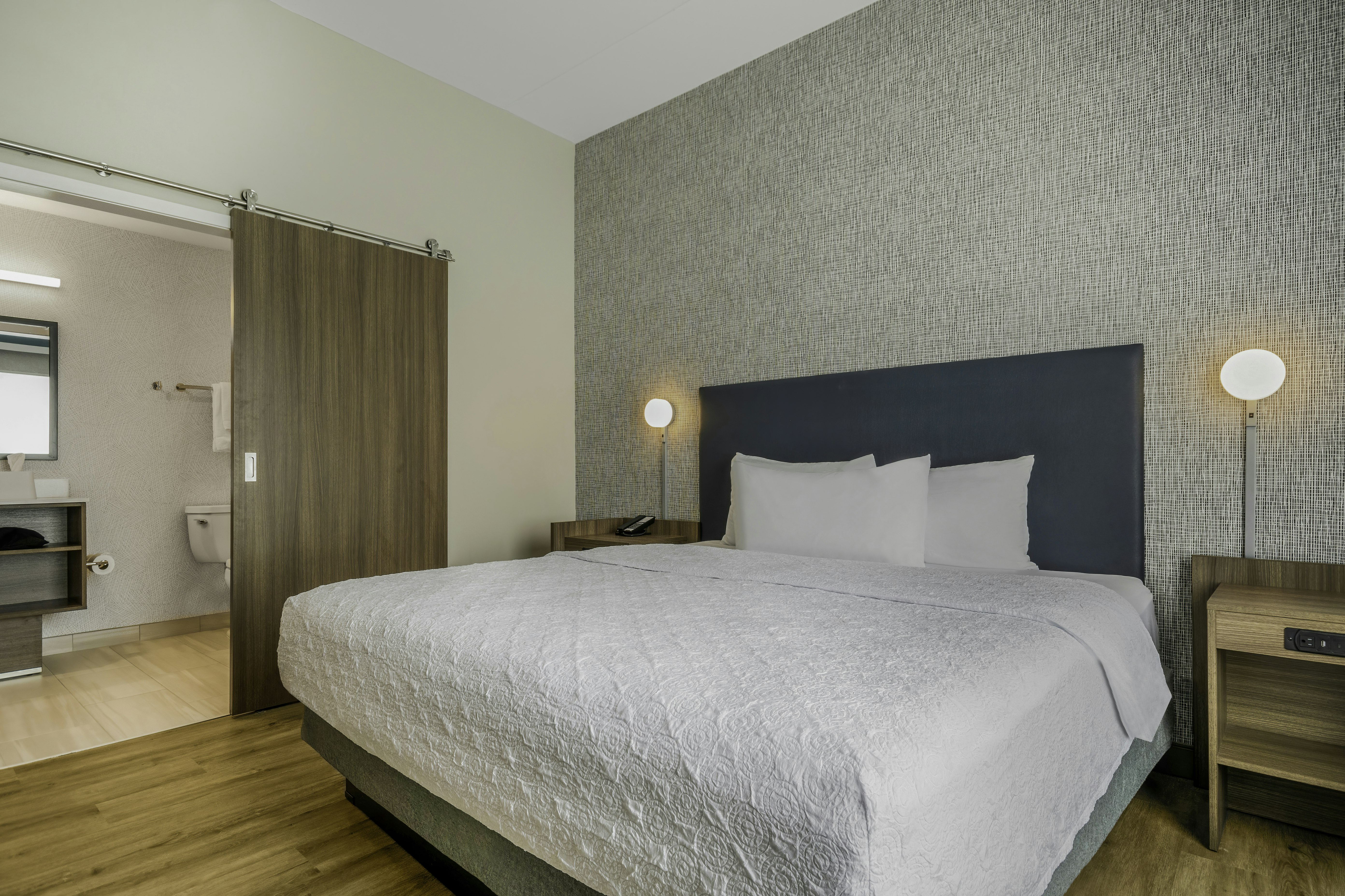 1 BEDROOM, SUITE, KING BED